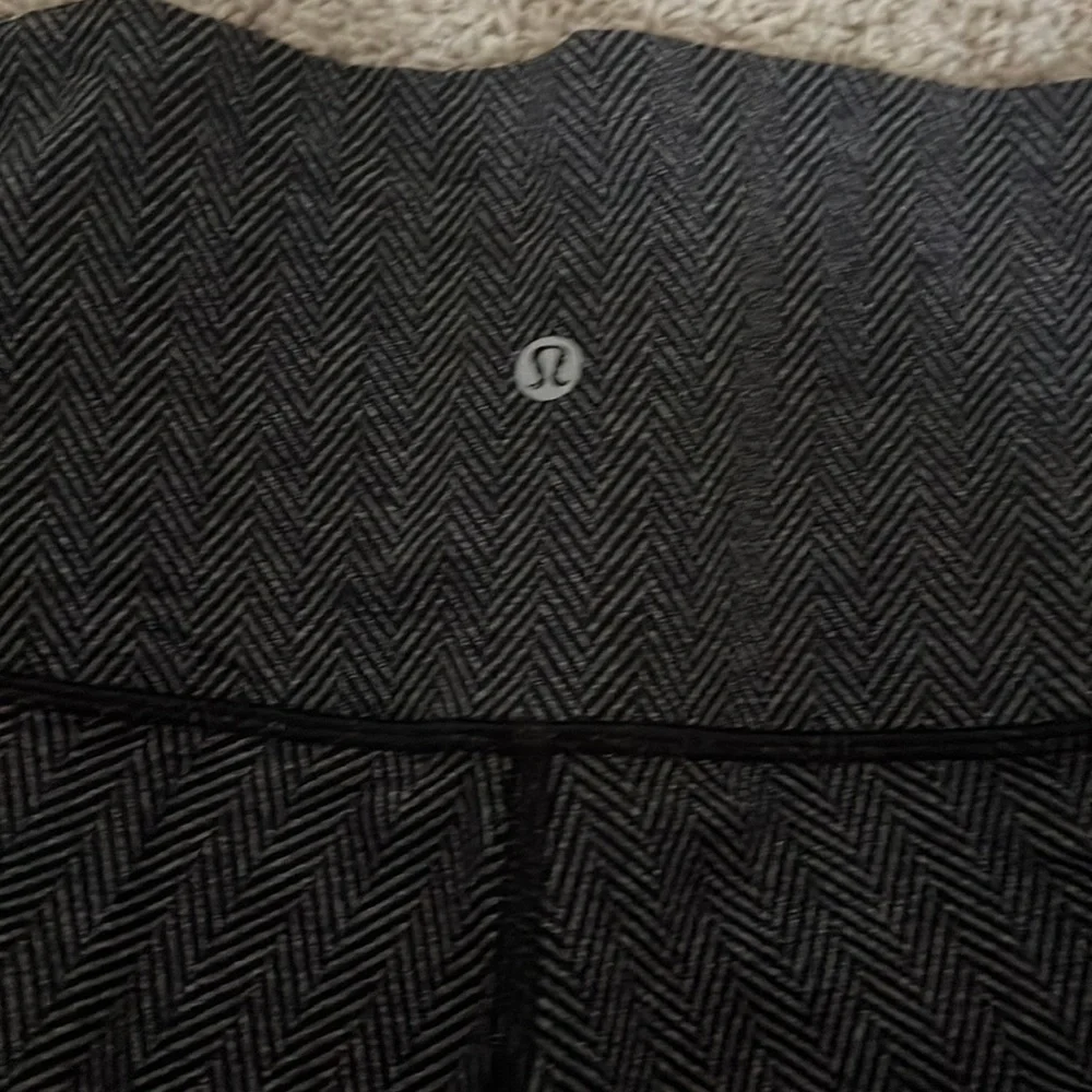 BLACK AND GREY CHEVRON LULULON LEGGING - Picture 3 of 4